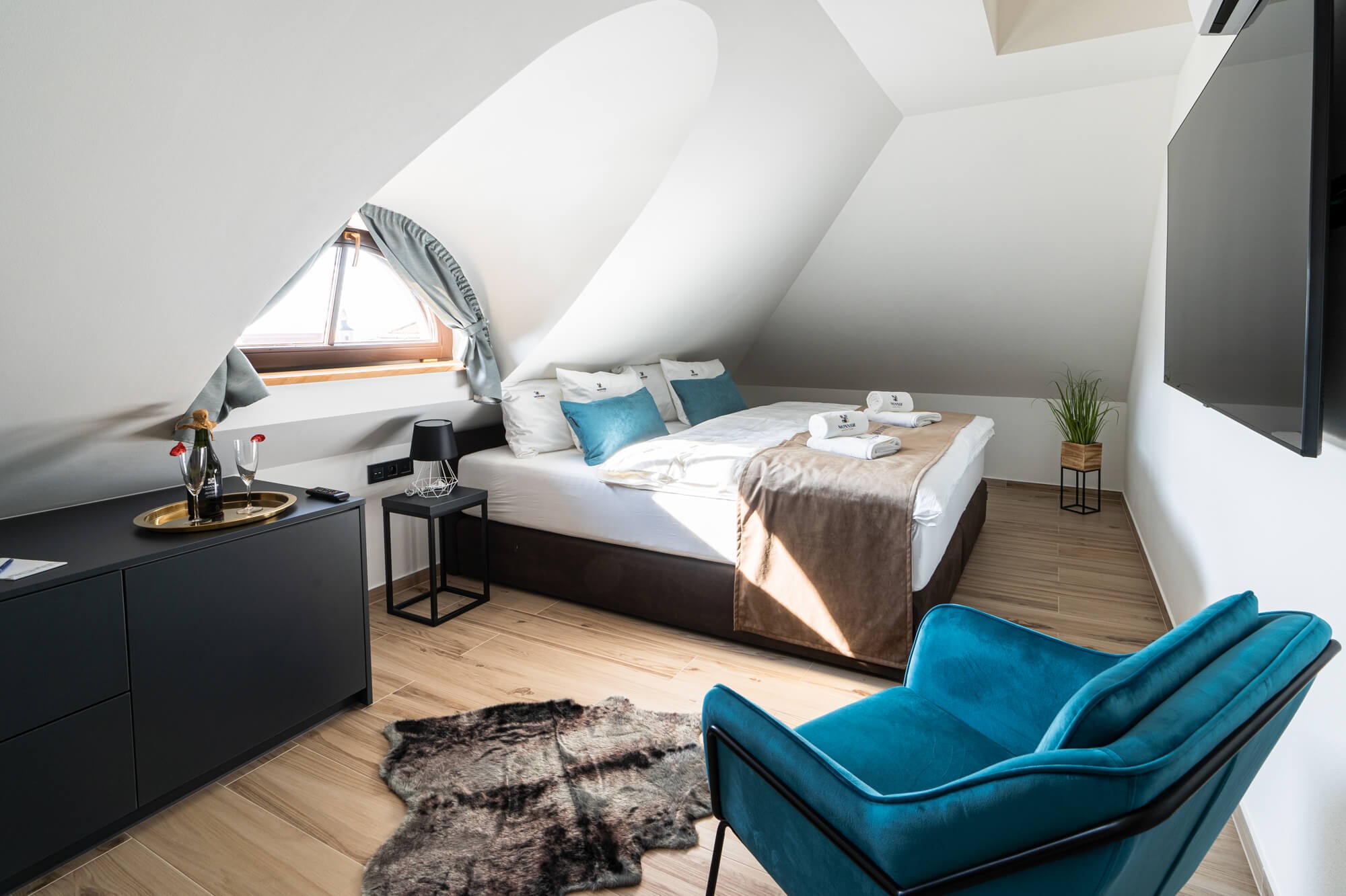 Turold – Doppelzimmer im Dachgeschoss mit Designerbad – Hauptfoto